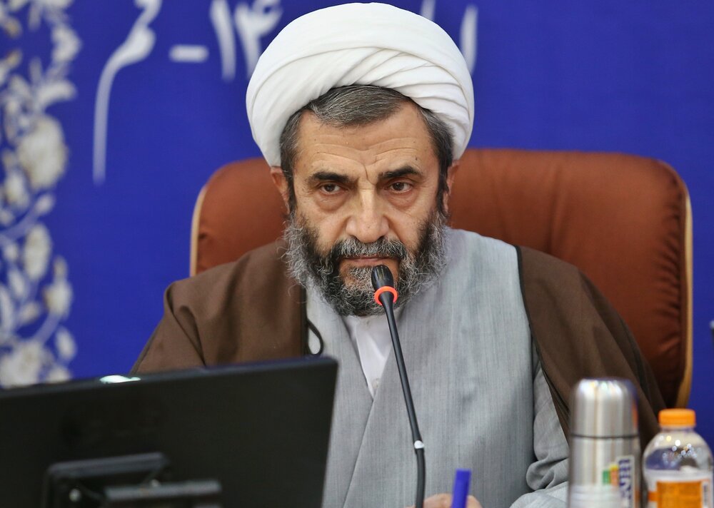 مسئول دبیرخانه شورای عالی از روحانی مضروب قمی عیادت کرد