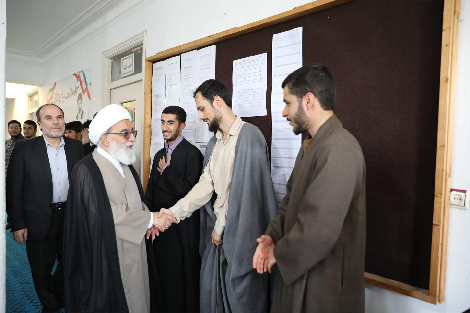 بازدید آیت الله شب زنده دار از مدرسه فیضیه مازندران - 22 شهریور (6)