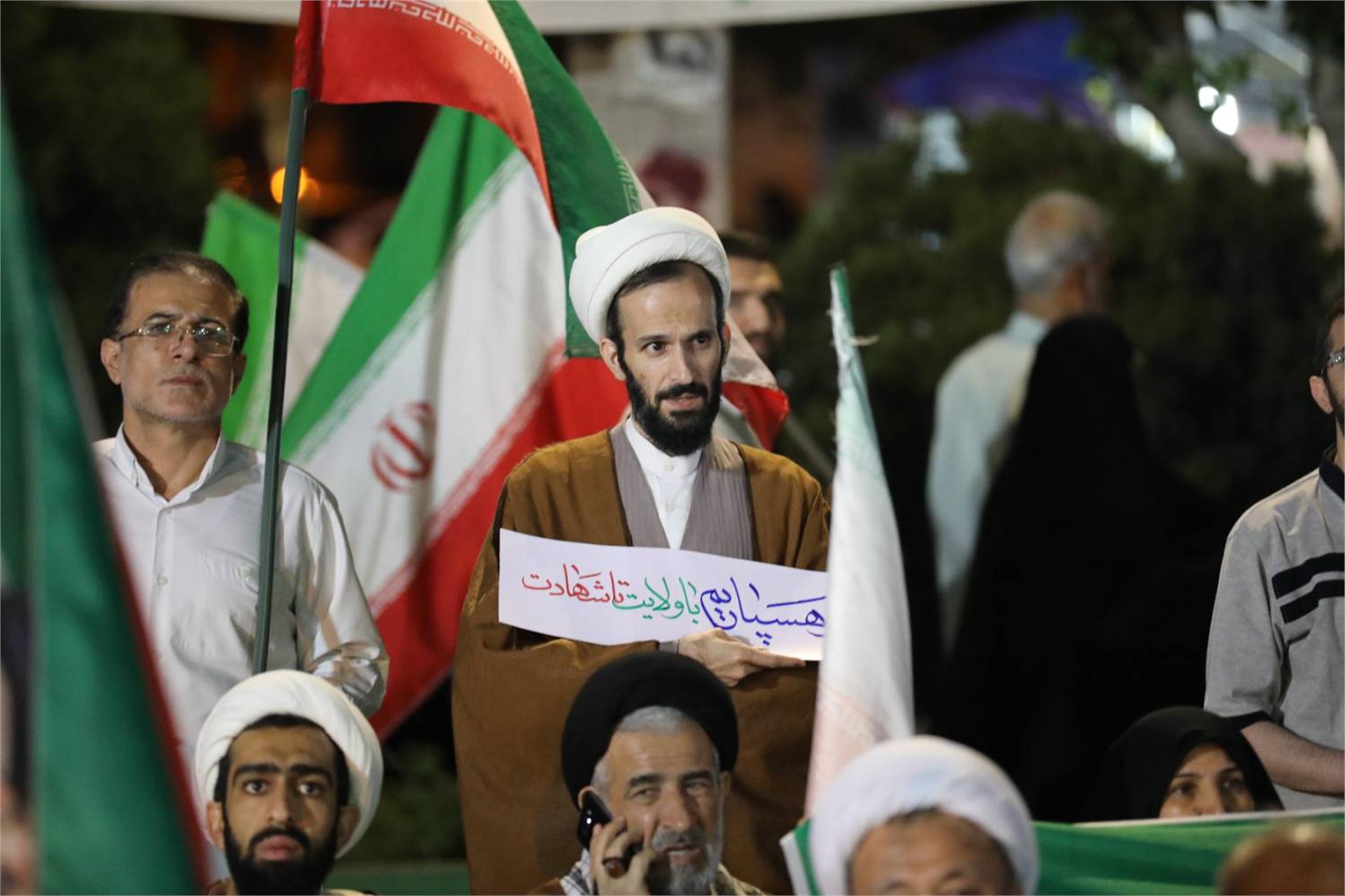 حضور در تجمع مردمی میدان مفید قم (14 اردیبهشت) (7)