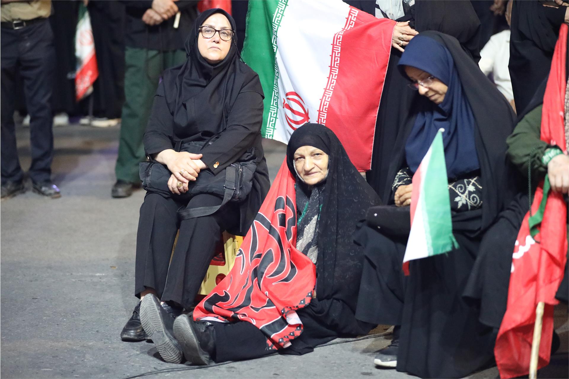 حضور مسئول دبیرخانه شورای عالی در تجمع مردمی میدان امام حسین ساری - 21 شهریور  (7)