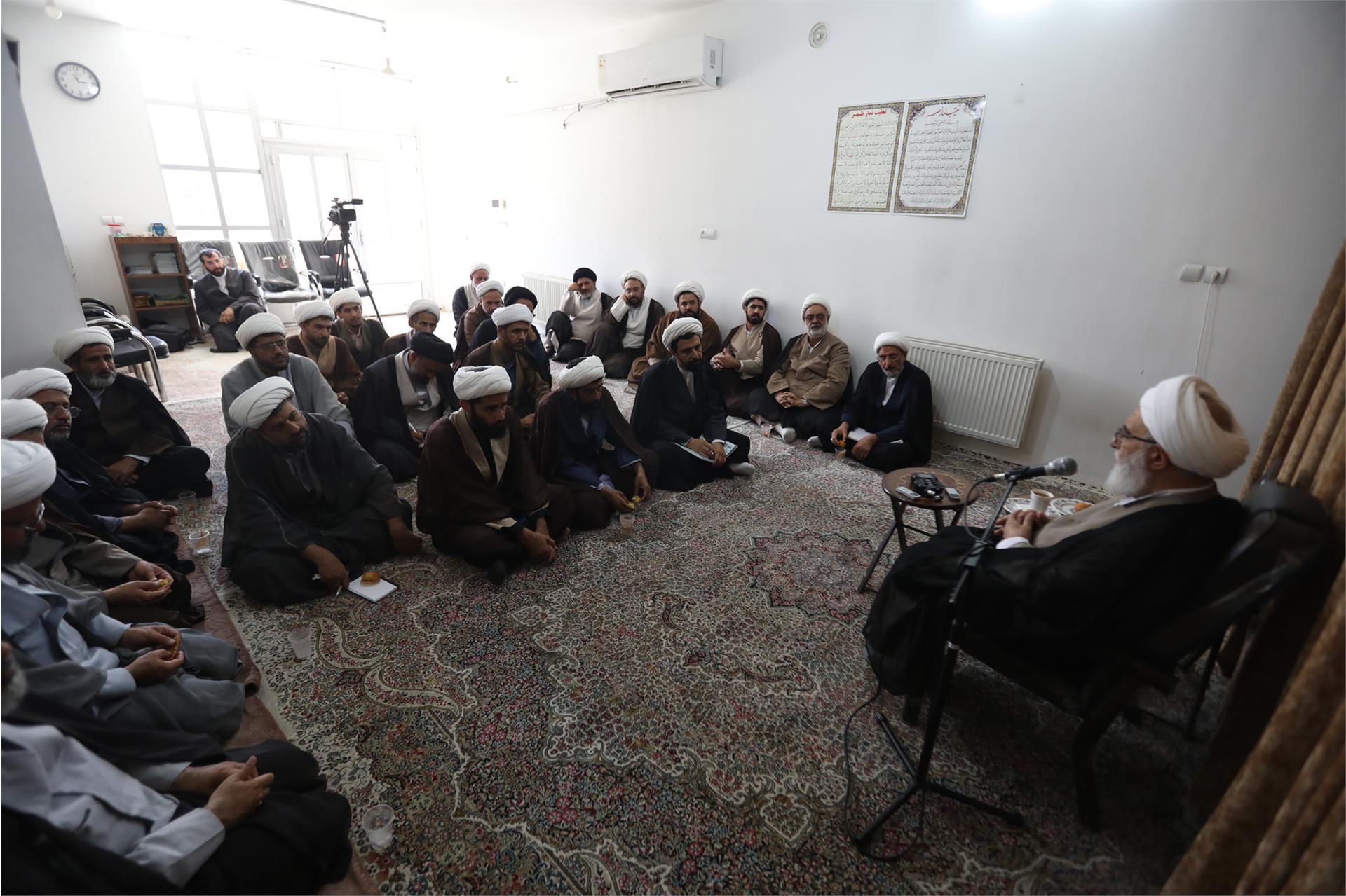 دیدار مدیران مدارس علمیه کرمان با آیت الله شب‌زنده‌دار 7 شهریور (8)