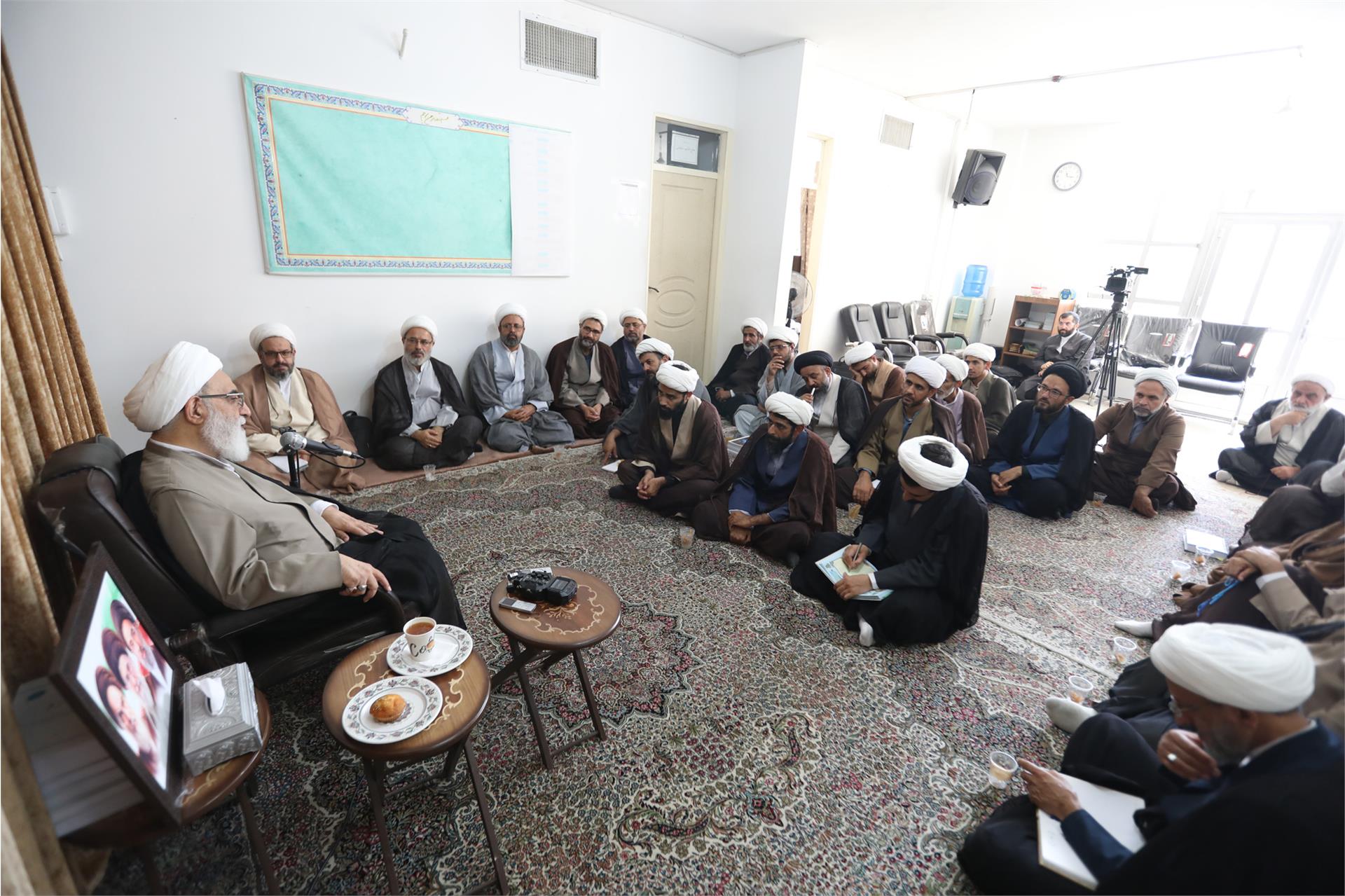 دیدار مدیران مدارس علمیه کرمان با آیت الله شب‌زنده‌دار 7 شهریور (9)