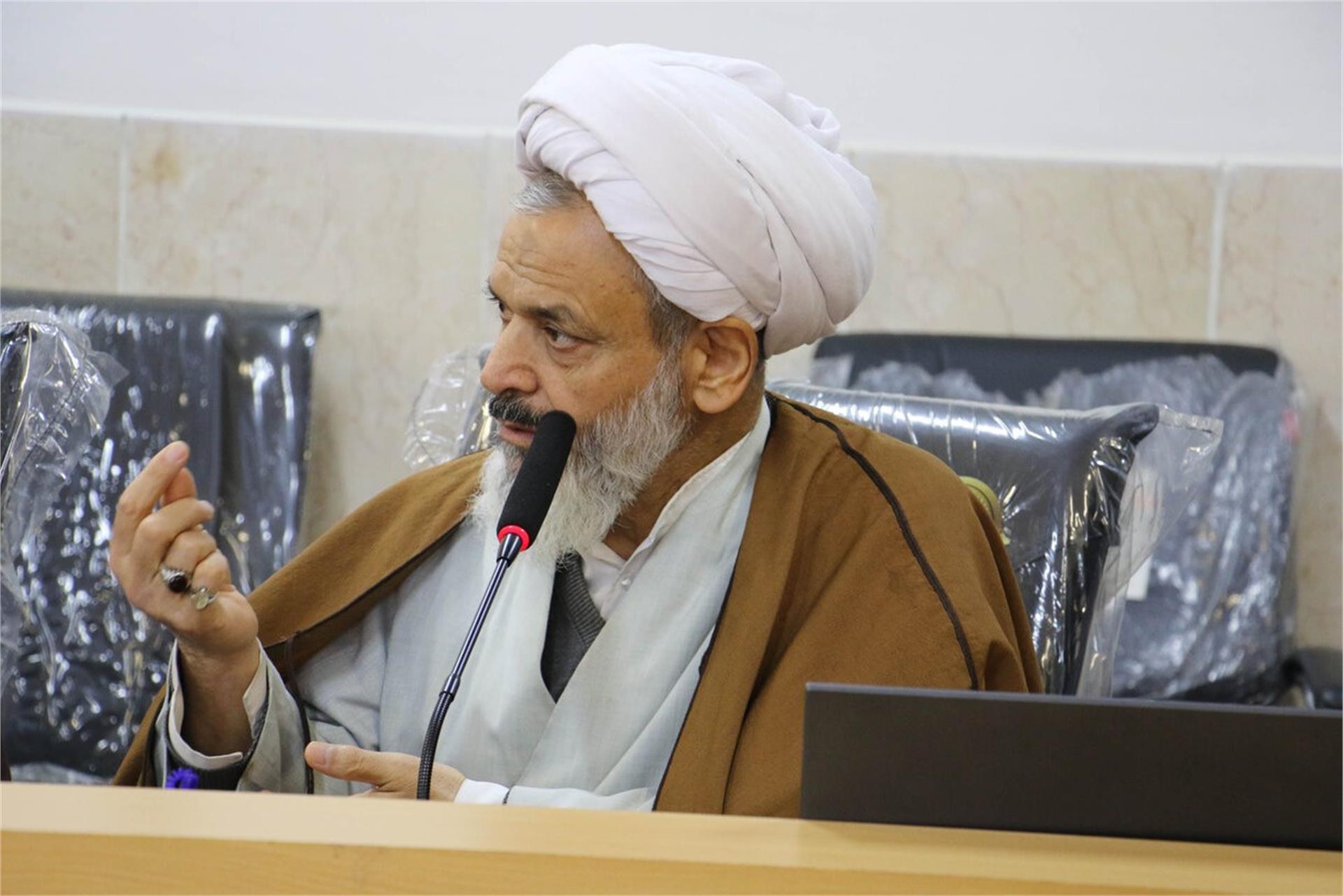 نشست مدیران مراکز حوزوی اصفهان با آیت الله شب زنده دار (آذر 1404) (10)