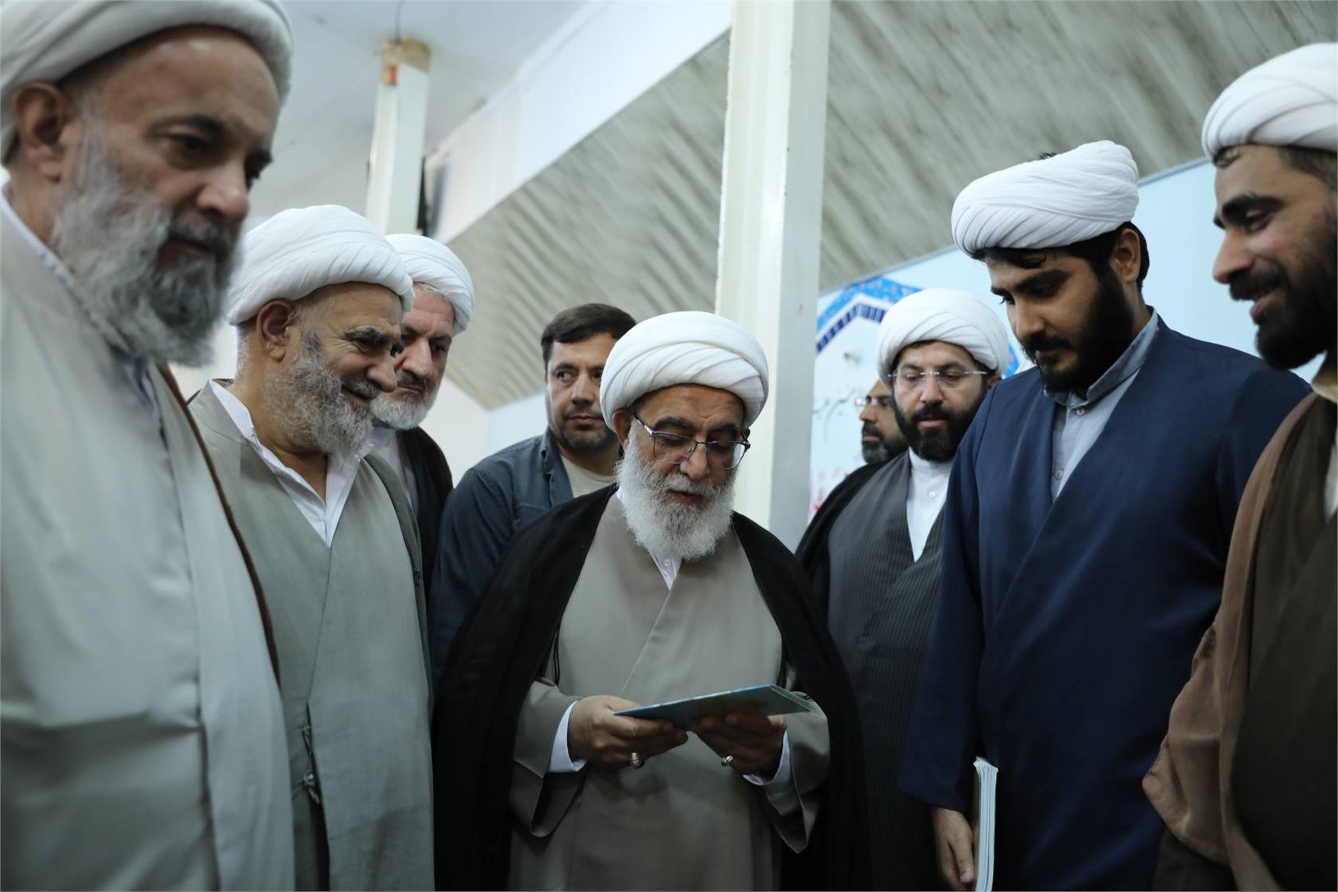 بازدید آیت الله شب زنده دار از نمایشگاه دستاوردهای پژوهشی حوزه علمیه بابل - شهریور 1405 (8)