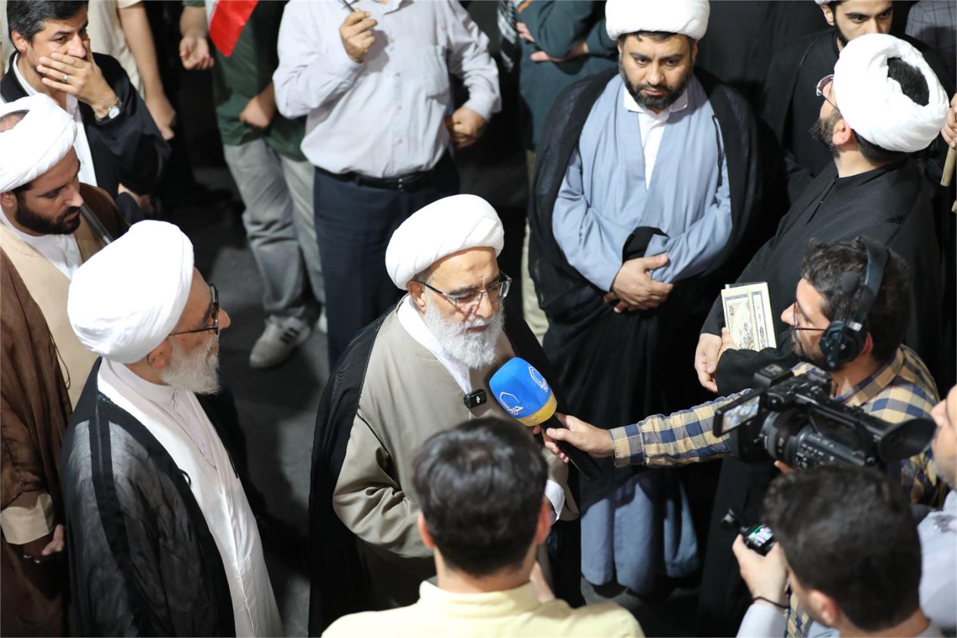 حضور در تجمع مردمی میدان مفید قم (14 اردیبهشت) (10)