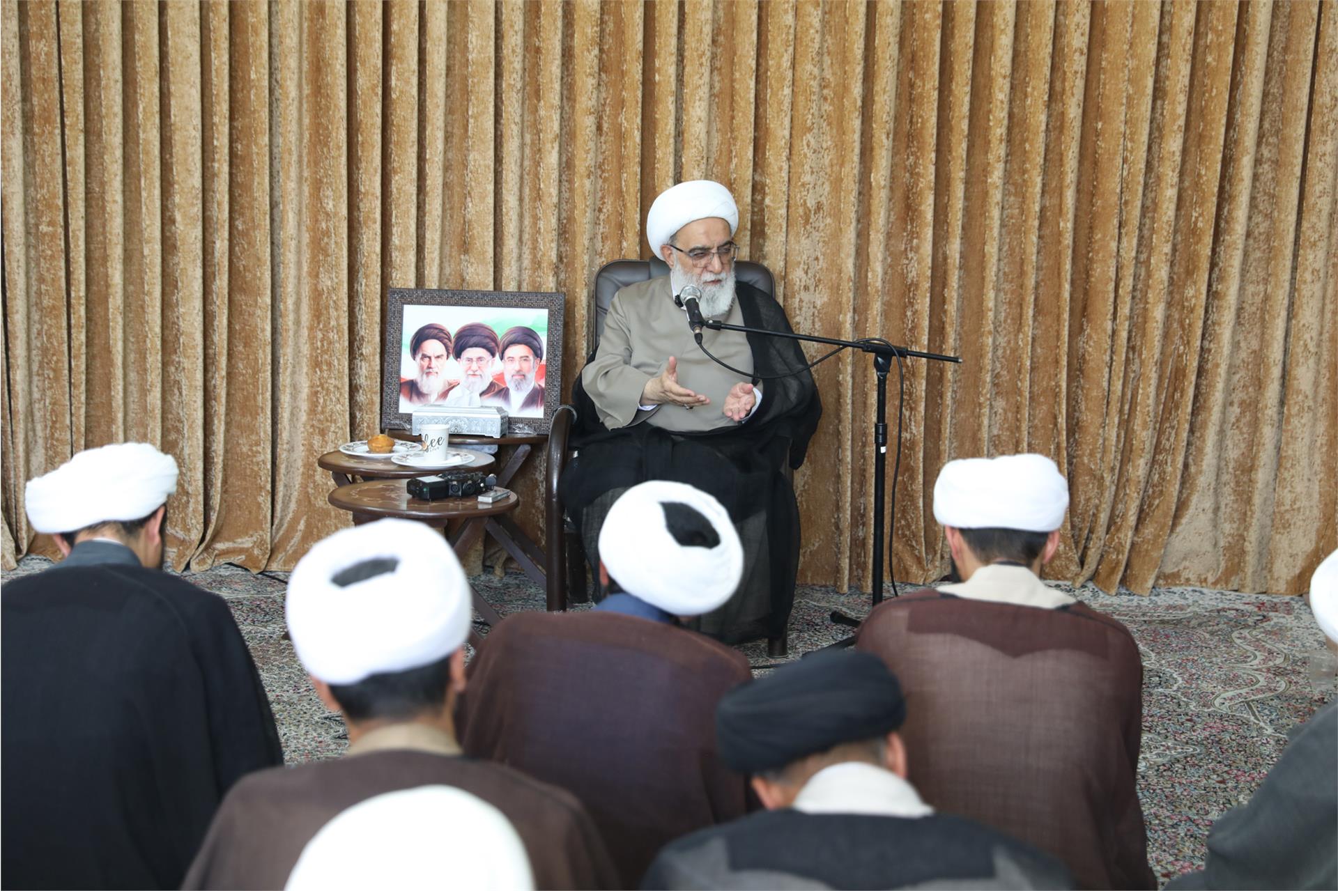 دیدار مدیران مدارس علمیه کرمان با آیت الله شب‌زنده‌دار 7 شهریور (10)