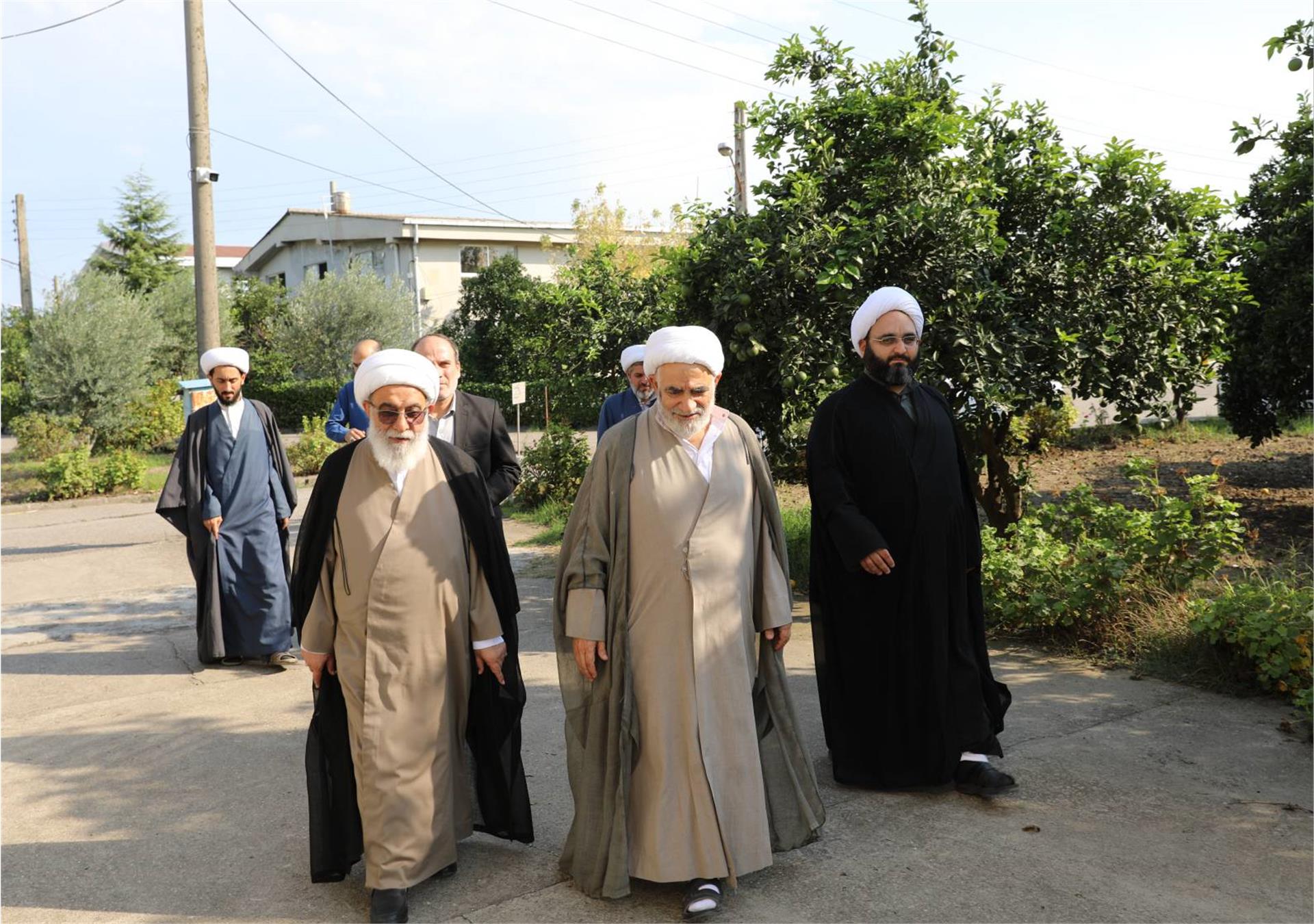 بازدید آیت الله شب زنده دار از مدرسه فیضیه مازندران - 22 شهریور (3)