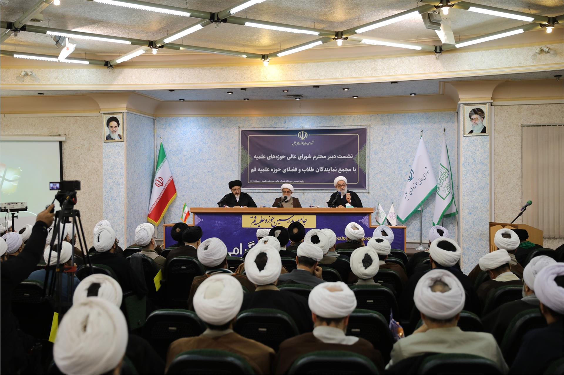 نشست-دبیر-شورای-عالی-با-نمایندگان-طلاب-(دی-1404)-(10)