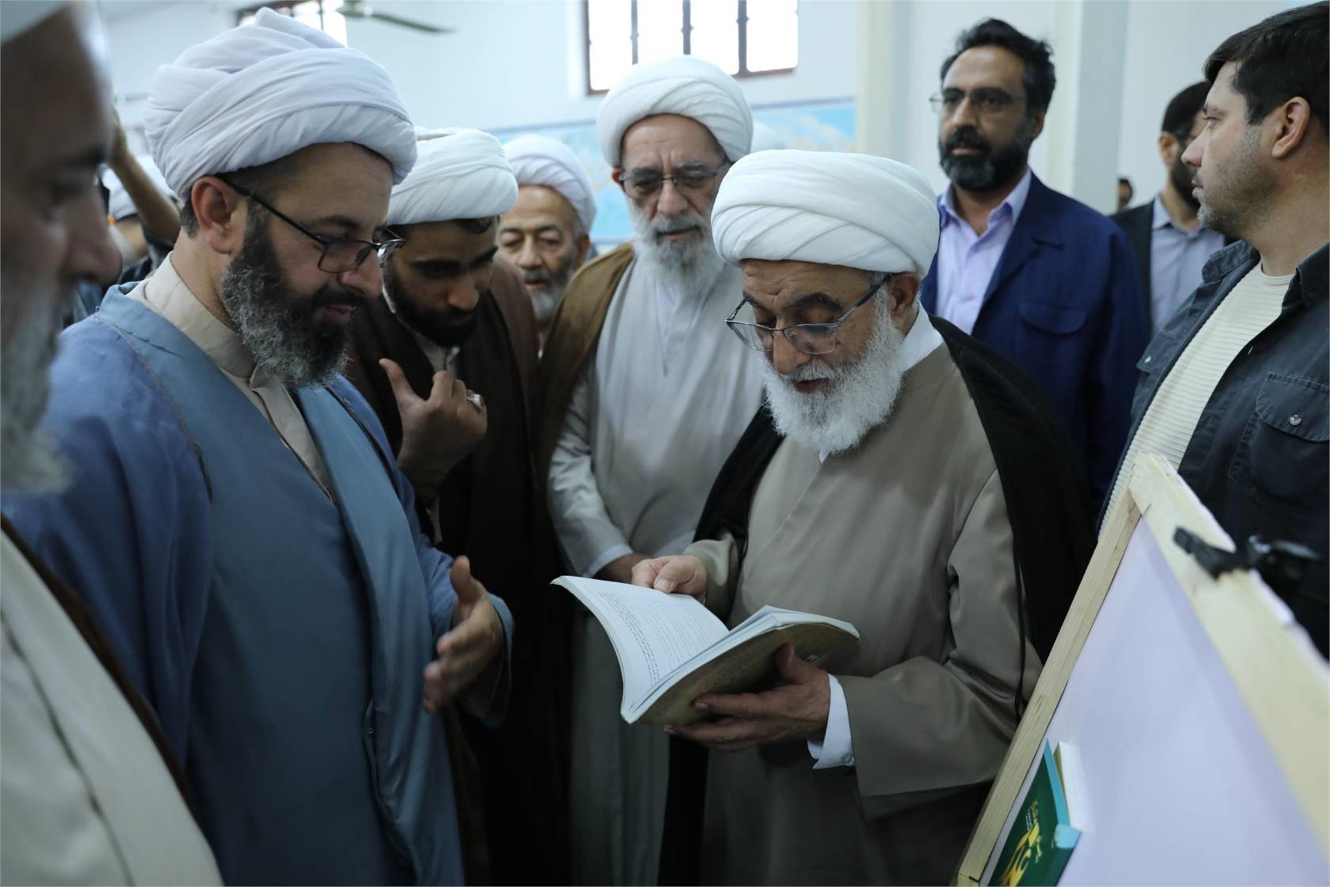 بازدید آیت الله شب زنده دار از نمایشگاه دستاوردهای پژوهشی حوزه علمیه بابل - شهریور 1405 (4)