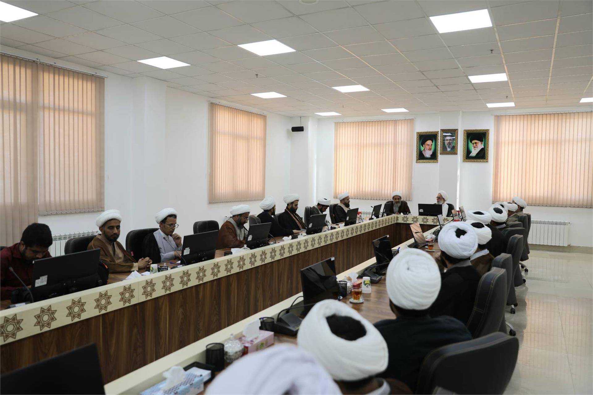 دیدار مدیران مدارس علمیه هرمزگان با حجت السلام والمسلمین فرخ فال - 12 مهر 1405 (3)