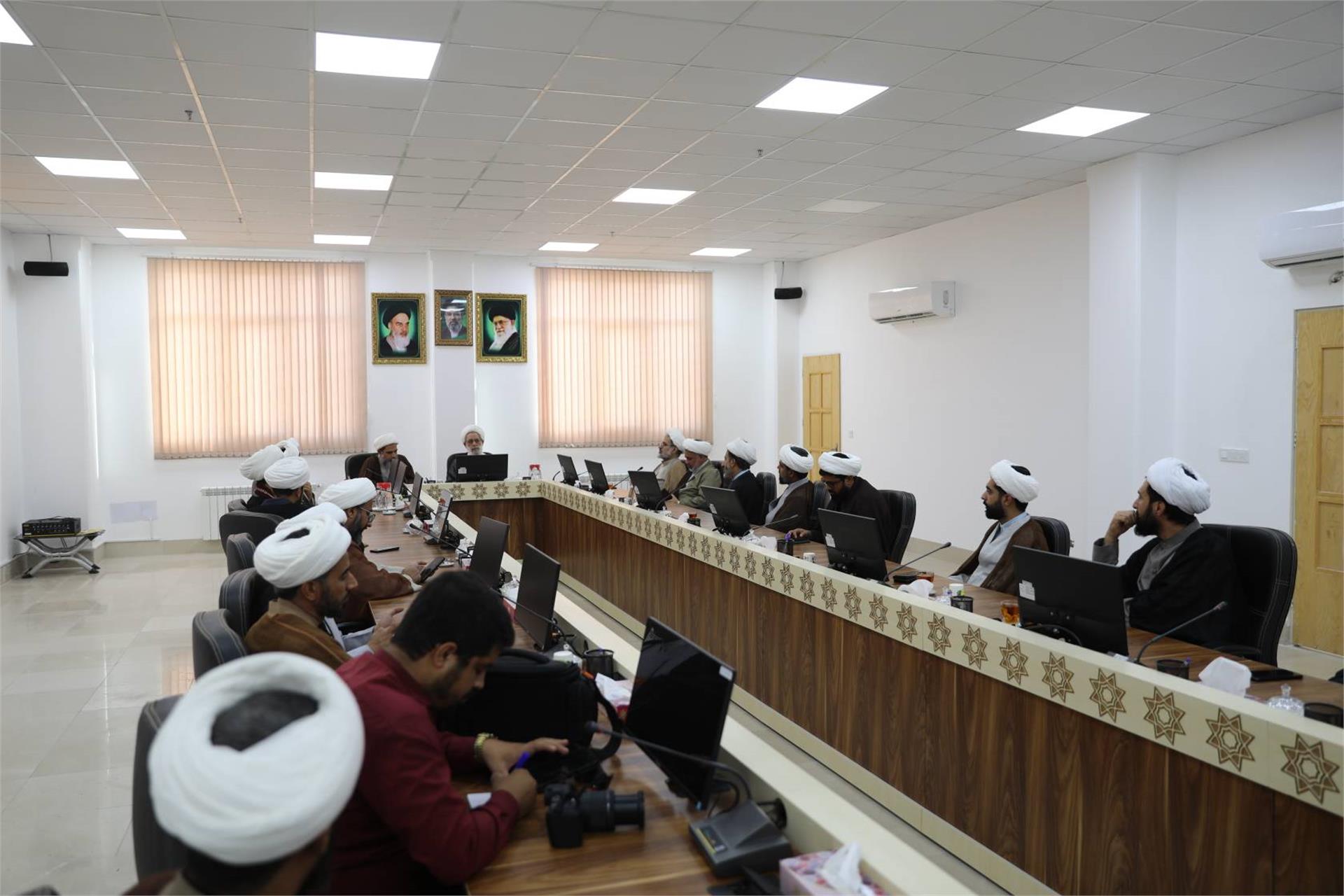 دیدار مدیران مدارس علمیه هرمزگان با حجت السلام والمسلمین فرخ فال - 12 مهر 1405 (2)