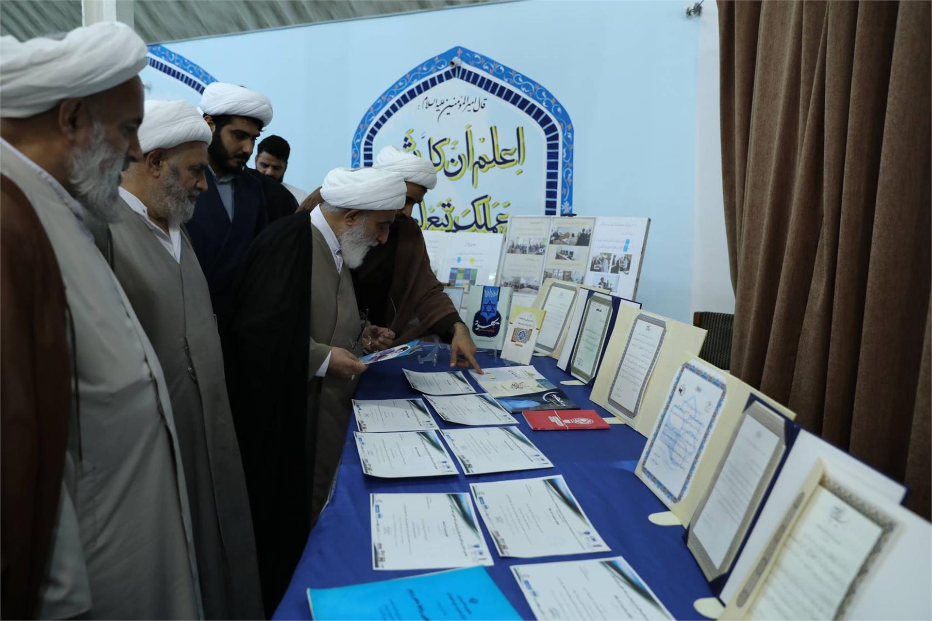 بازدید آیت الله شب زنده دار از نمایشگاه دستاوردهای پژوهشی حوزه علمیه بابل - شهریور 1405 (9)