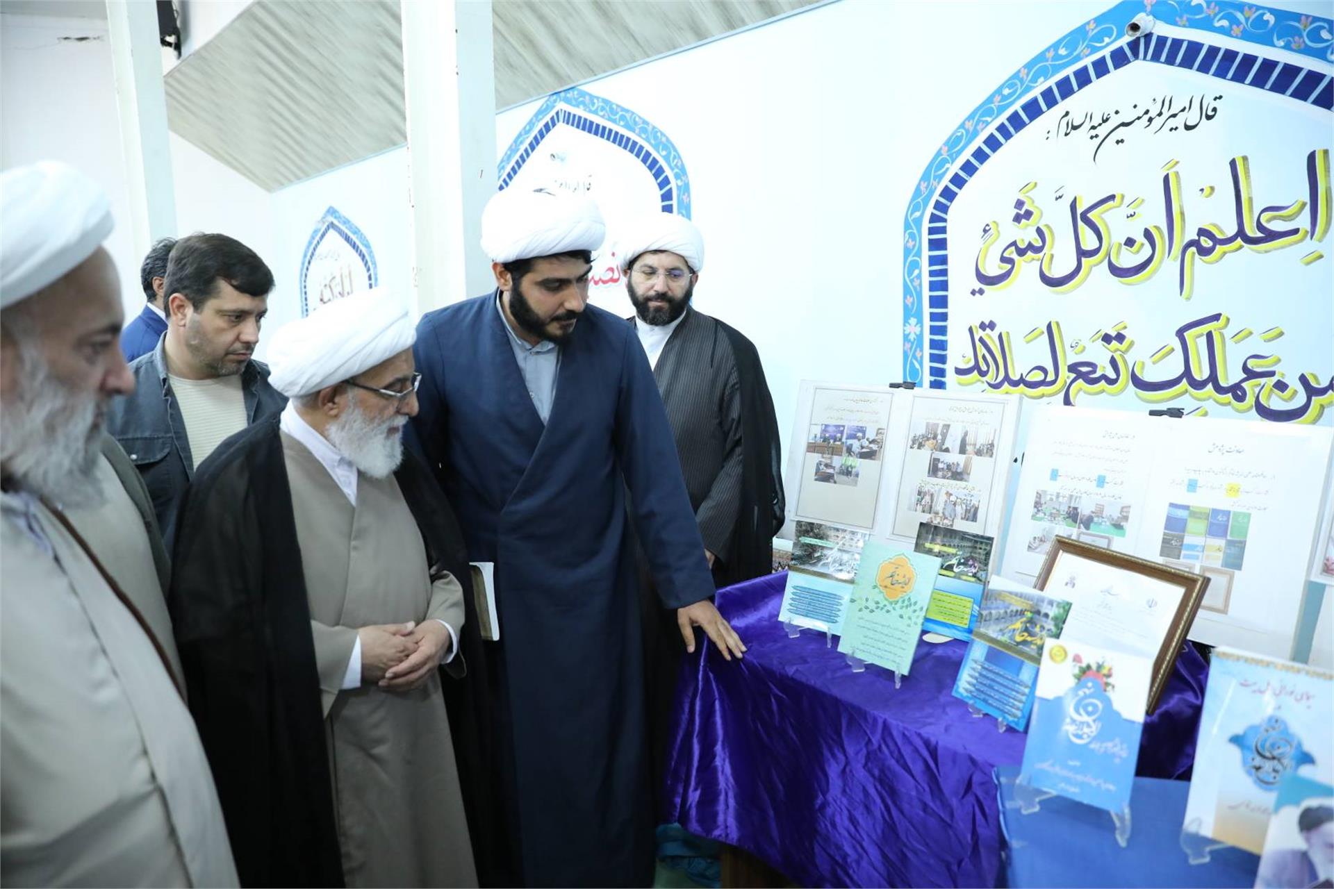 بازدید آیت الله شب زنده دار از نمایشگاه دستاوردهای پژوهشی حوزه علمیه بابل - شهریور 1405 (5)