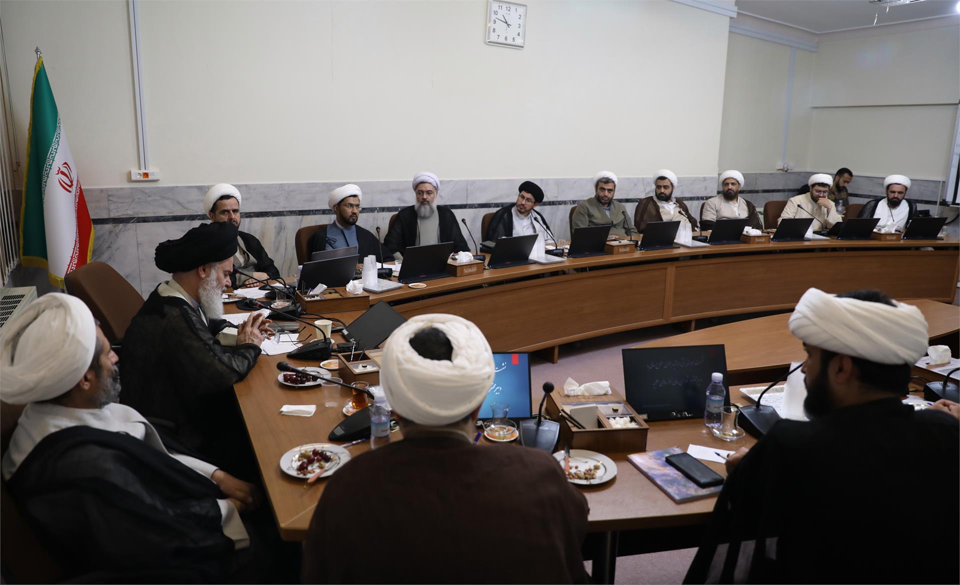 نشست هم اندیشی با اساتید سطوح عالی (تیرماه 1402)