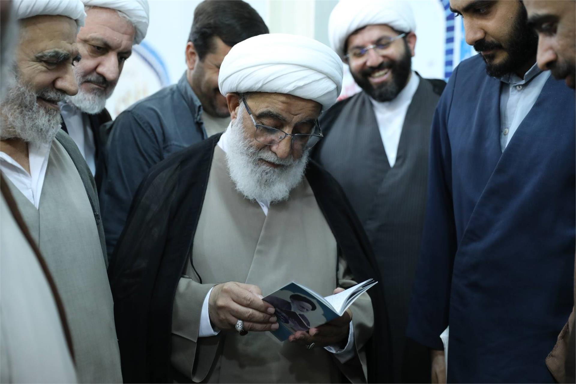 بازدید آیت الله شب زنده دار از نمایشگاه دستاوردهای پژوهشی حوزه علمیه بابل - شهریور 1405 (7)