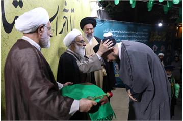 مراسم عمامه گذاری جمعی از طلاب حوزه علمیه قم به دست آیت الله شب‌زنده‌دار برگزار شد