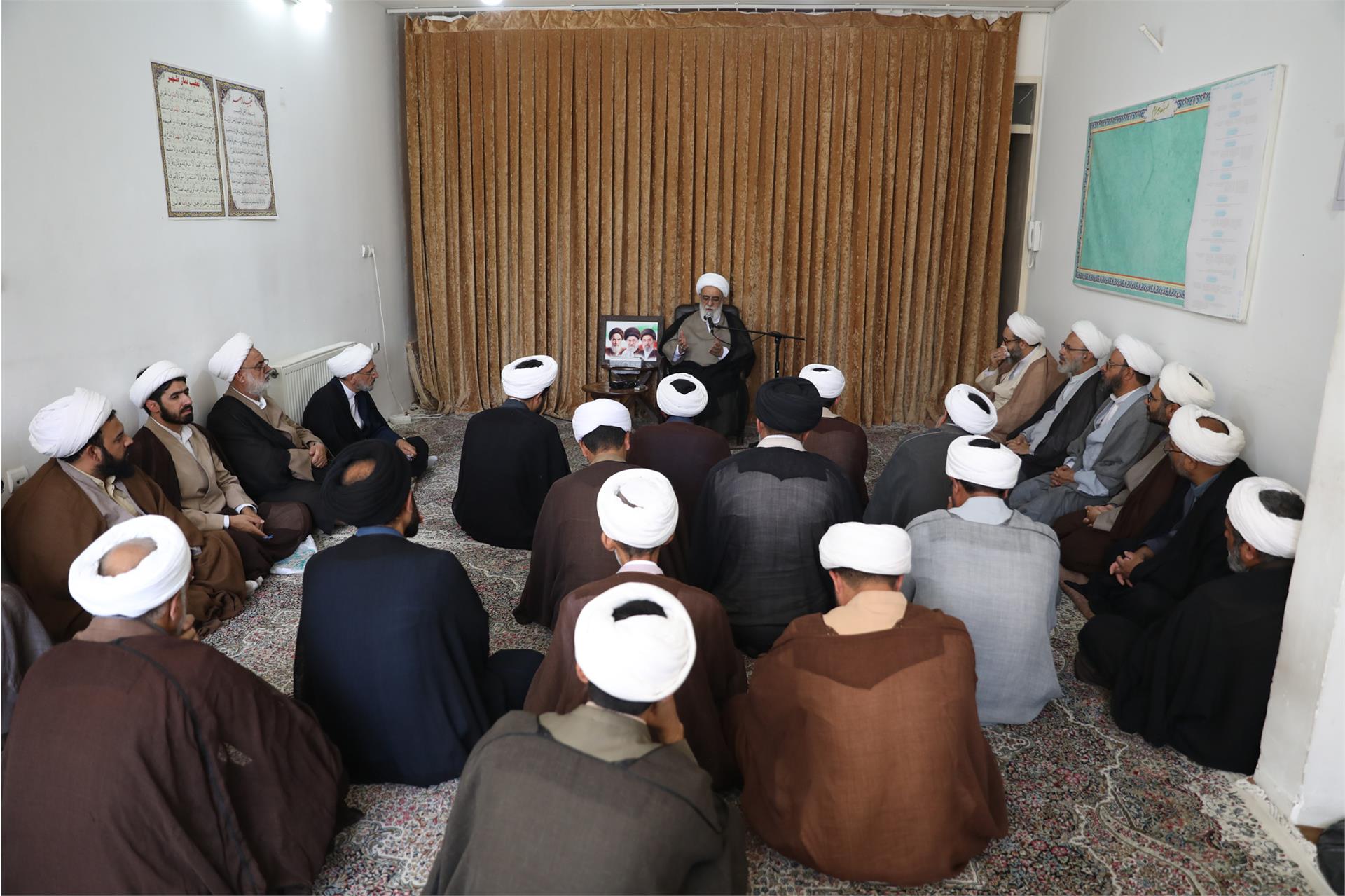 دیدار مدیران مدارس علمیه کرمان با آیت الله شب‌زنده‌دار 7 شهریور (4)