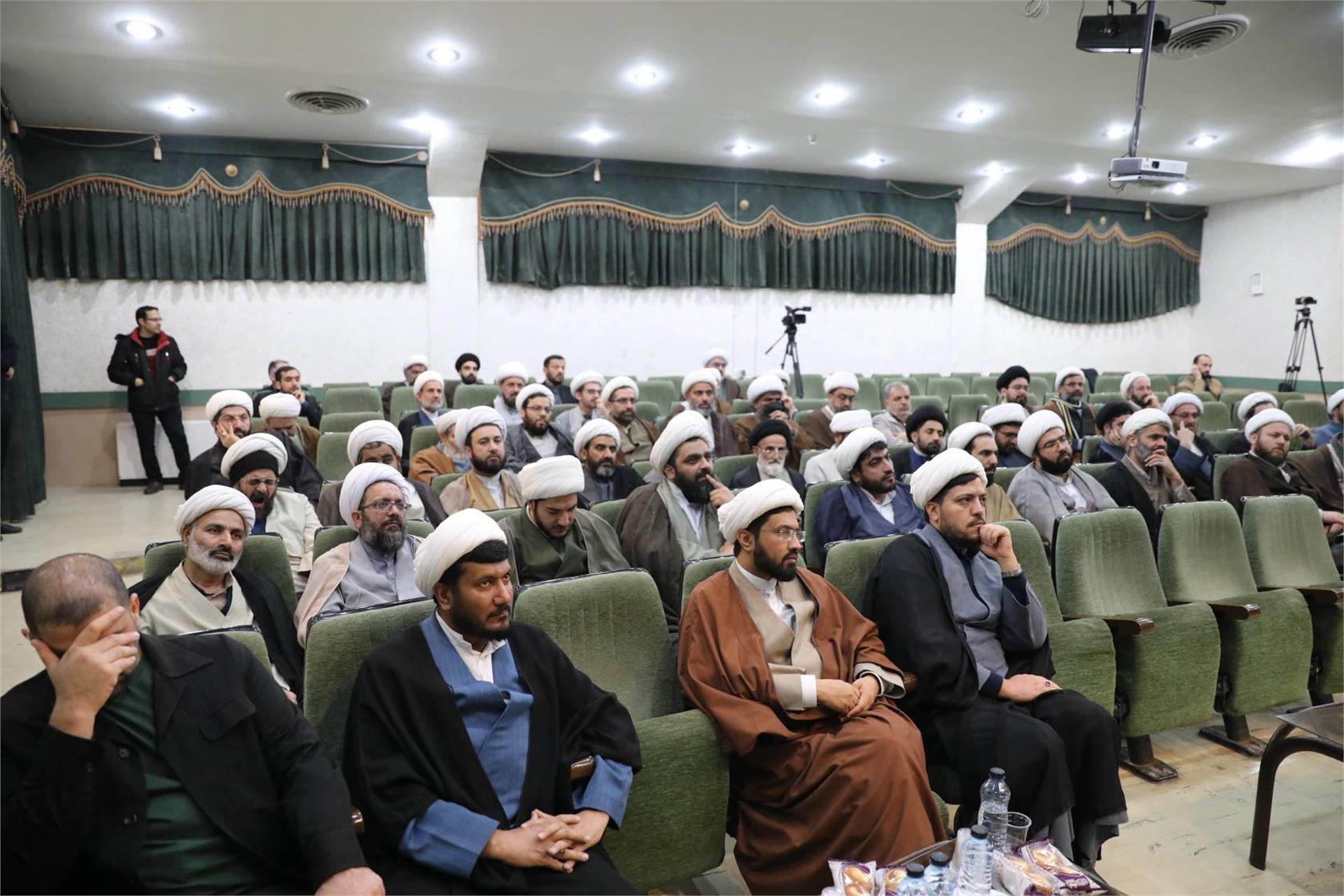 نشست با مدیران و معاونین حوزه‌های علمیه منطقه کاشان (9 بهمن 1404) (4)