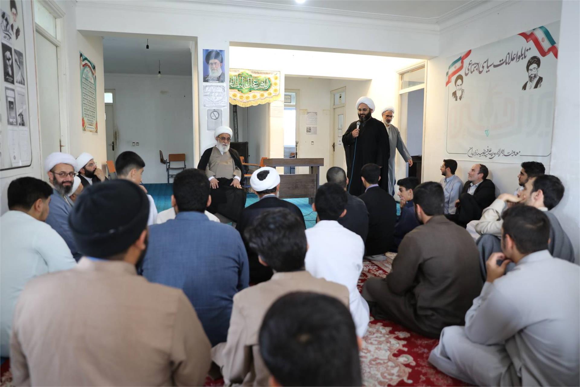 بازدید آیت الله شب زنده دار از مدرسه فیضیه مازندران - 22 شهریور (9)