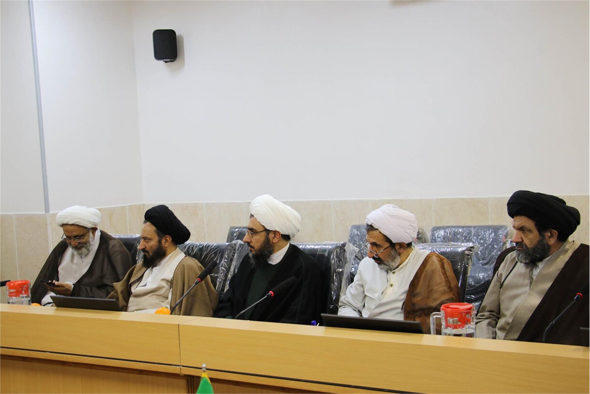 نشست مدیران مراکز حوزوی اصفهان با آیت الله شب زنده دار (آذر 1404) (7)