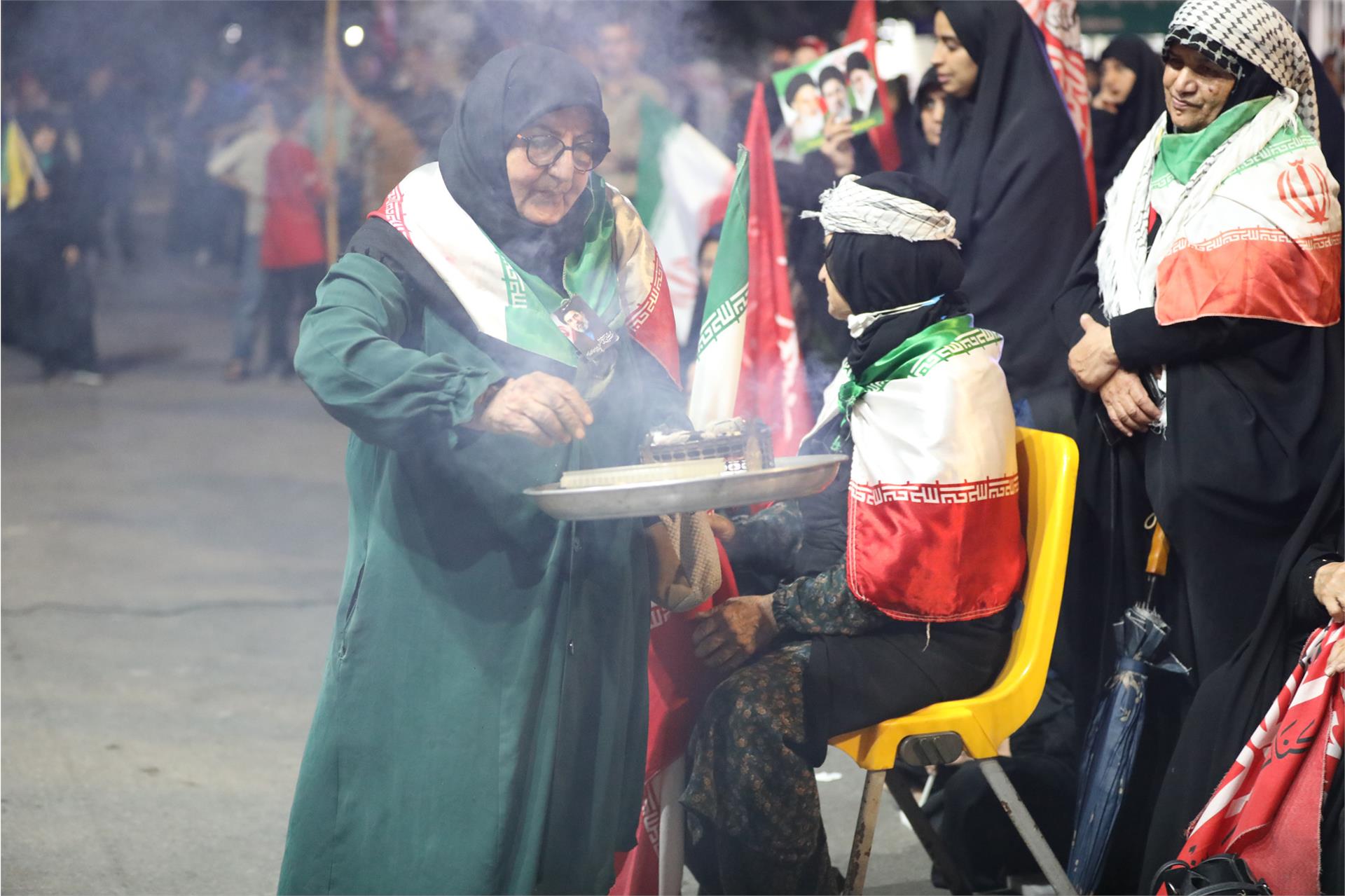 حضور مسئول دبیرخانه شورای عالی در تجمع مردمی میدان امام حسین ساری - 21 شهریور  (9)
