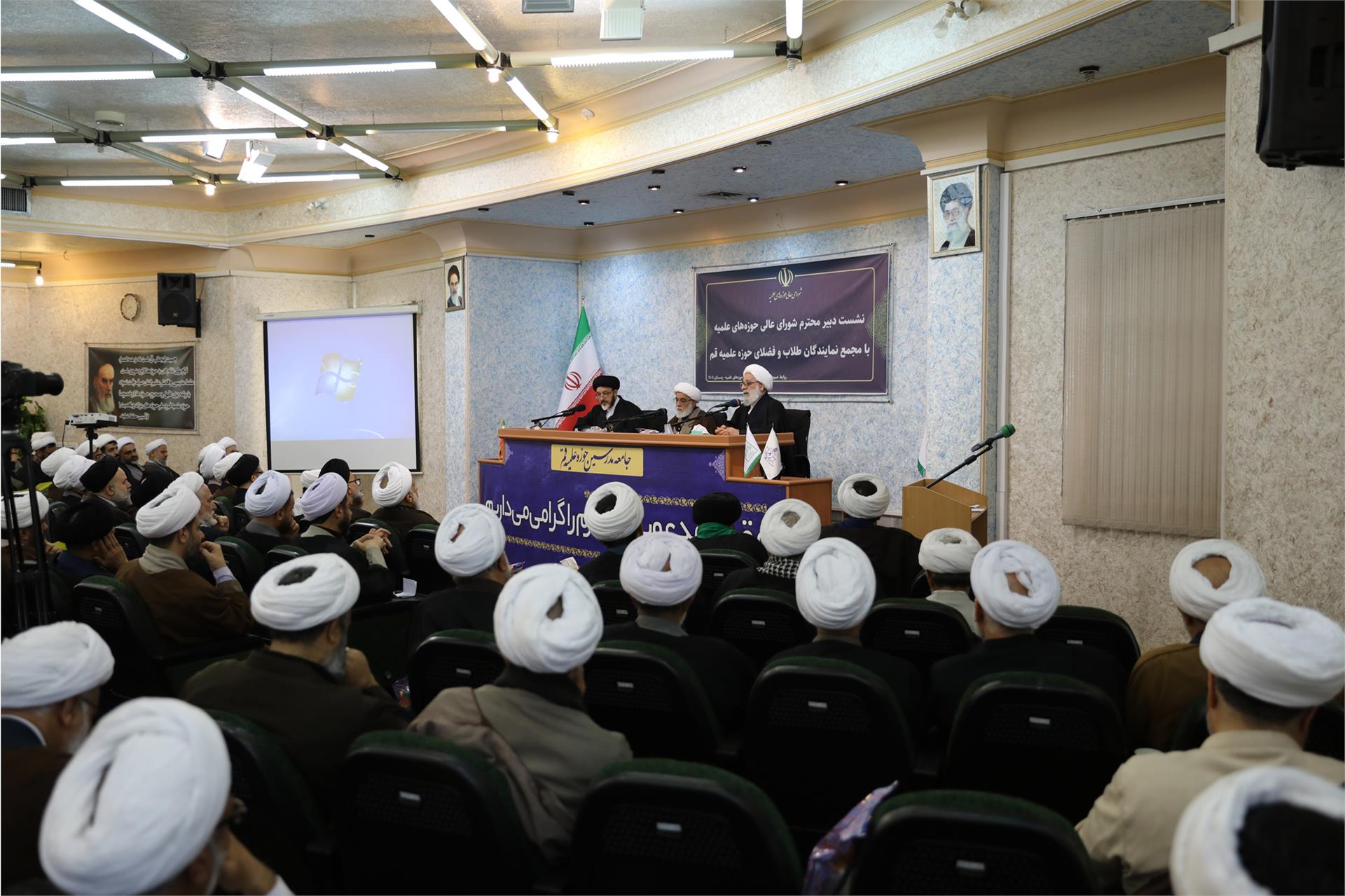 نشست-دبیر-شورای-عالی-با-نمایندگان-طلاب-(دی-1404)-(11)