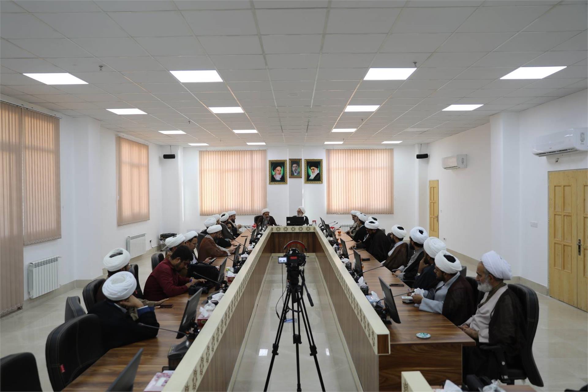 دیدار مدیران مدارس علمیه هرمزگان با حجت السلام والمسلمین فرخ فال - 12 مهر 1405 (1)