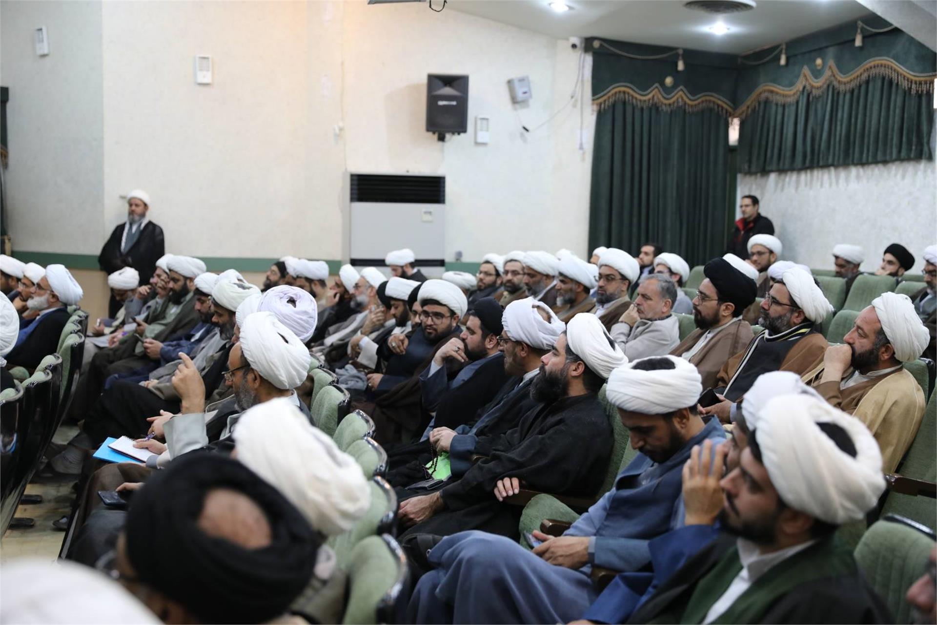 نشست با مدیران و معاونین حوزه‌های علمیه منطقه کاشان (9 بهمن 1404) (7)