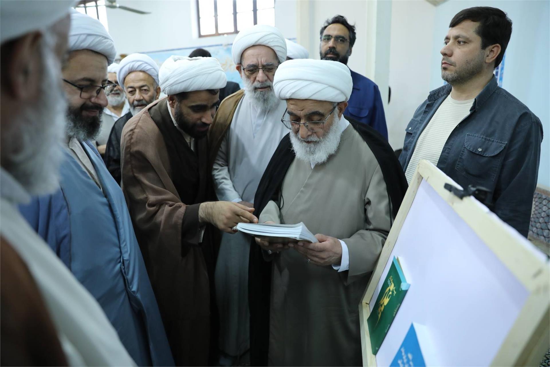 بازدید آیت الله شب زنده دار از نمایشگاه دستاوردهای پژوهشی حوزه علمیه بابل - شهریور 1405 (3)