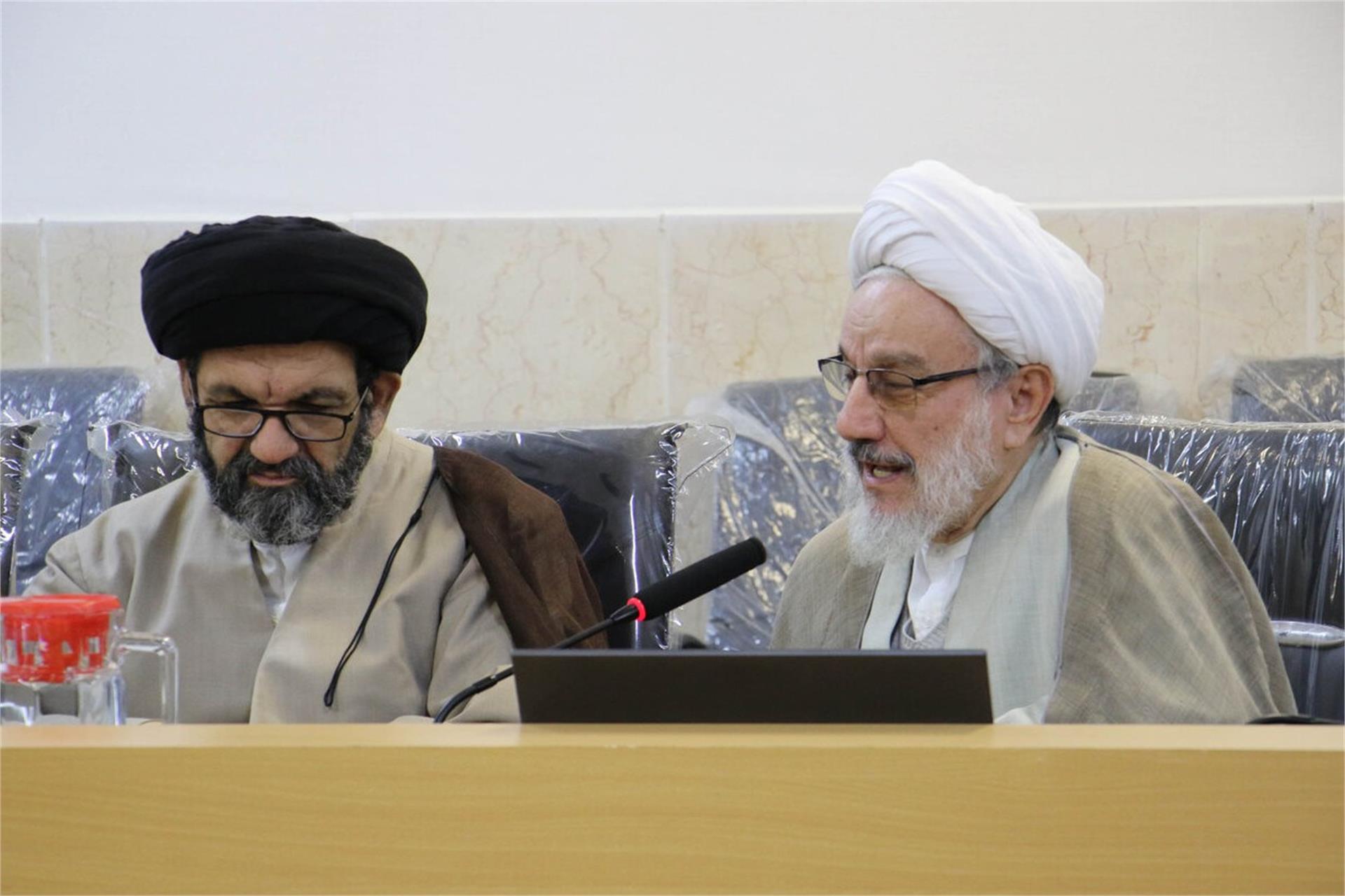 نشست مدیران مراکز حوزوی اصفهان با آیت الله شب زنده دار (آذر 1404) (4)