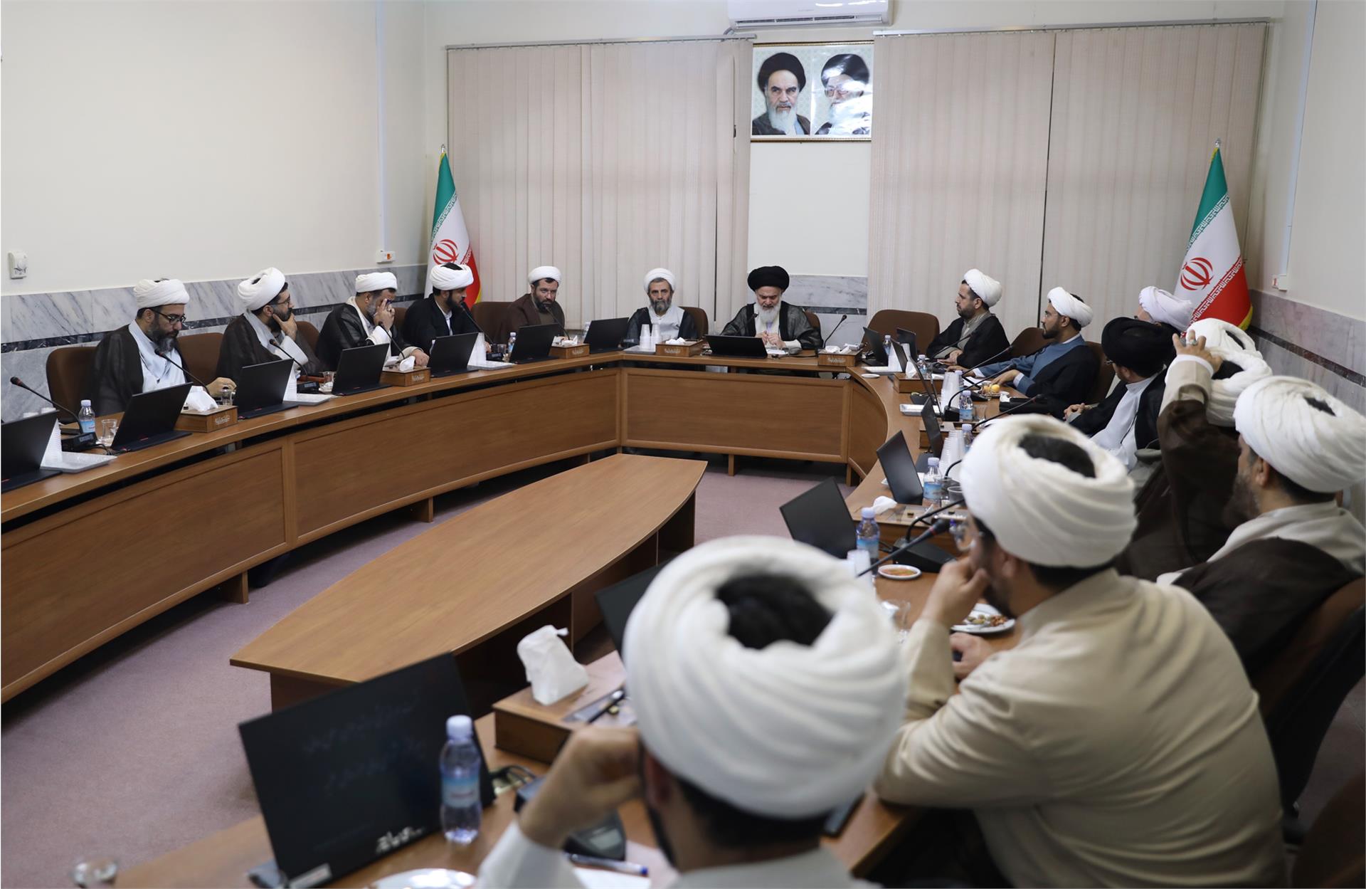 نشست هم اندیشی با اساتید سطوح عالی (تیرماه 1402)