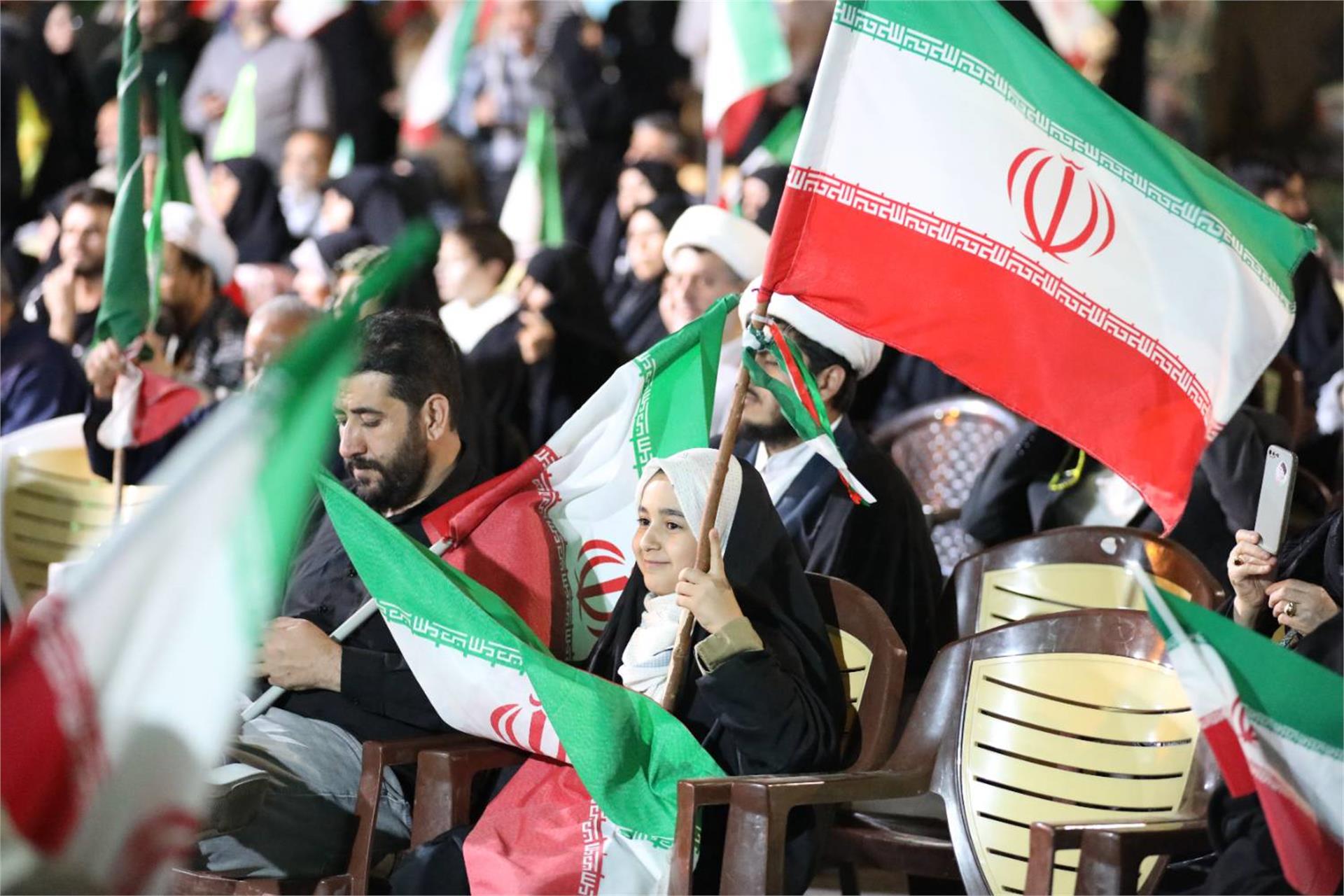 حضور در تجمع مردمی میدان مفید قم (14 اردیبهشت) (8)