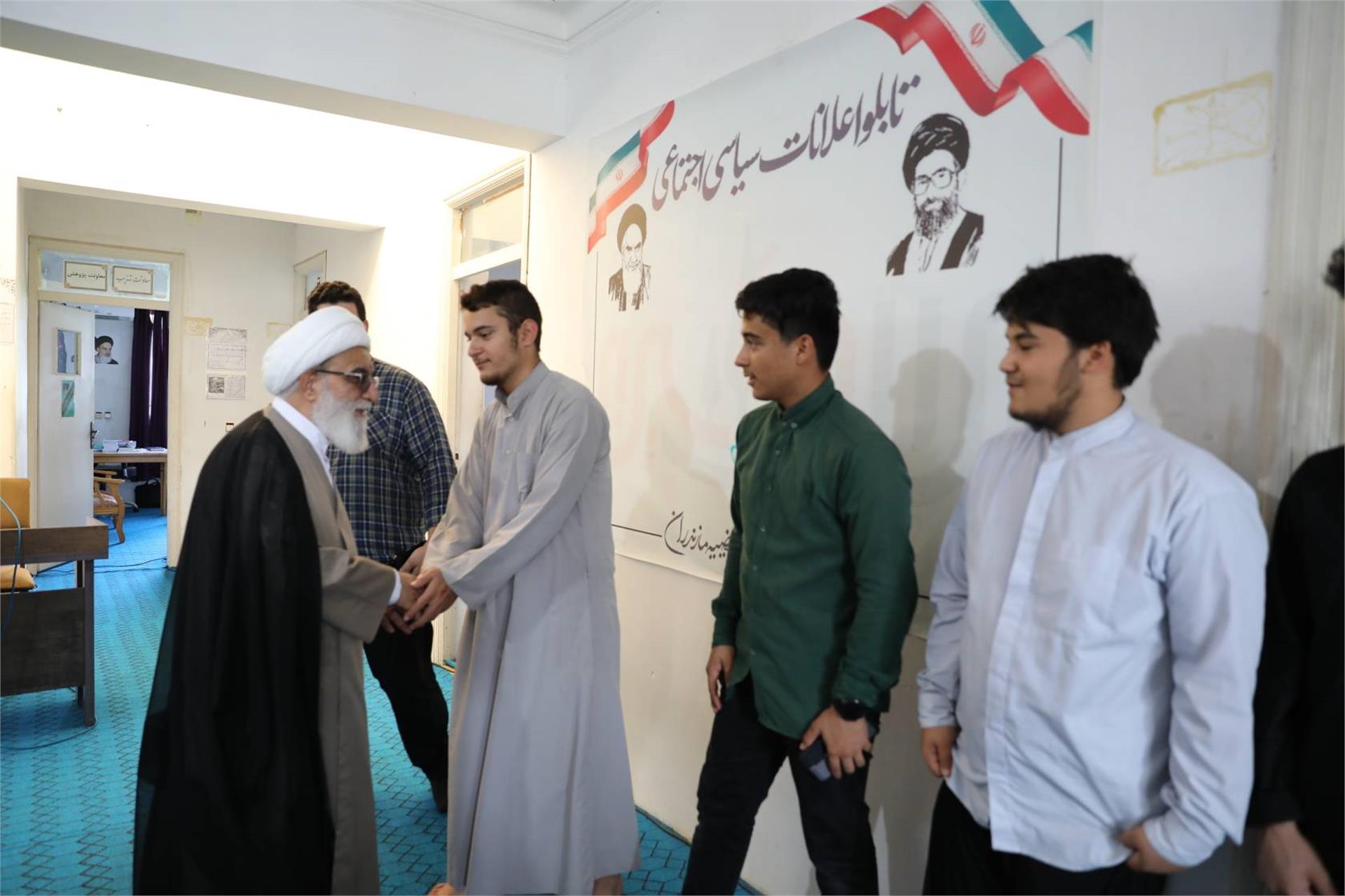 بازدید آیت الله شب زنده دار از مدرسه فیضیه مازندران - 22 شهریور (5)