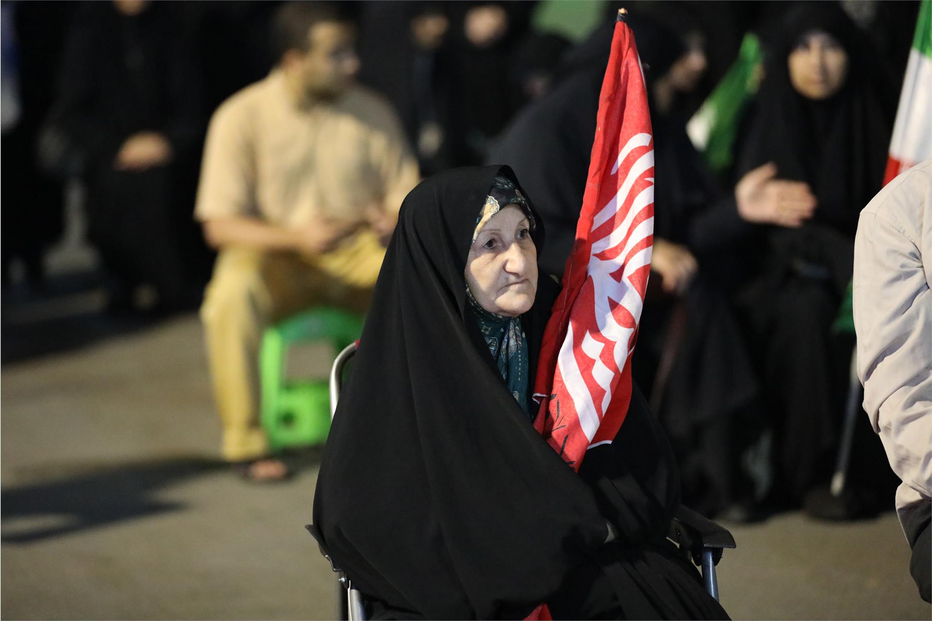 حضور مسئول دبیرخانه شورای عالی در تجمع مردمی میدان امام حسین ساری - 21 شهریور  (6)